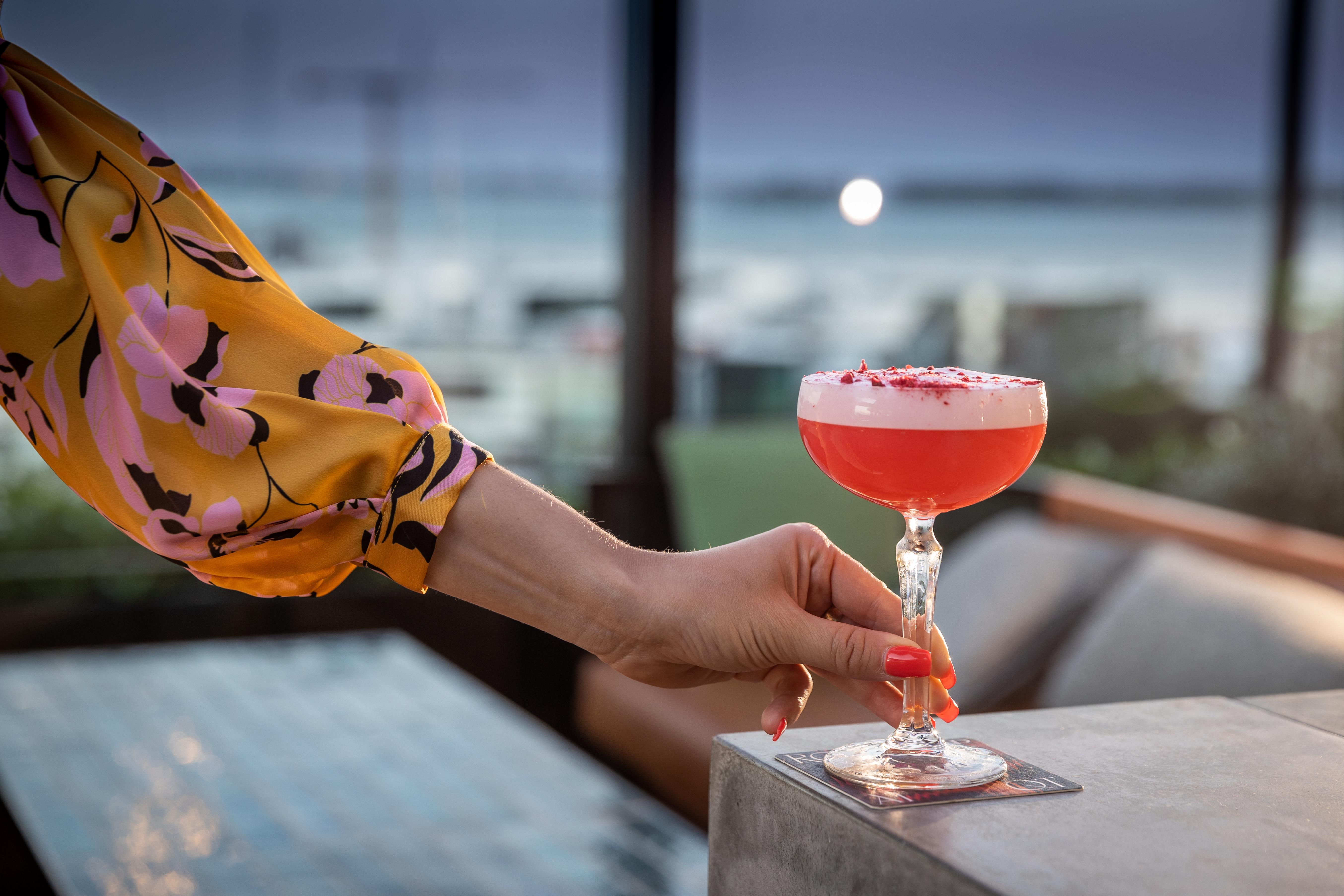 Qt Auckland Hotel Ngoại thất bức ảnh A woman holding a cocktail